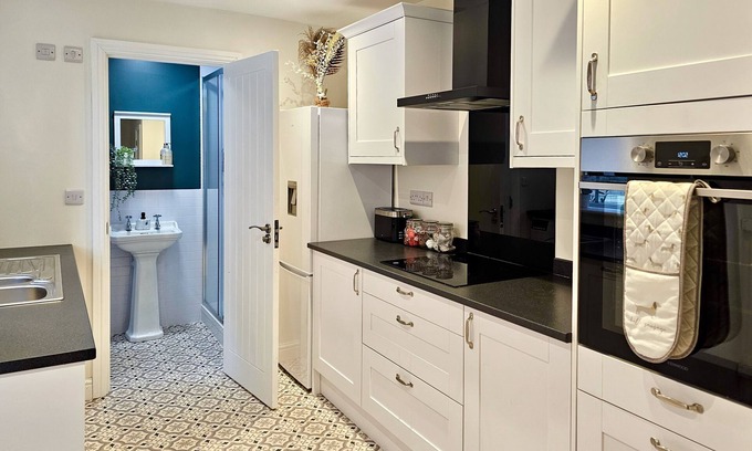 Longford House | Village Life, Cosy yet Spacious Home