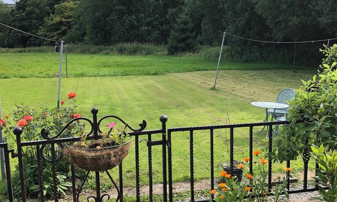 Bury House | Village near Manchester, Pubs, Walks, Open Views, Dog Friendly, Opposite Green