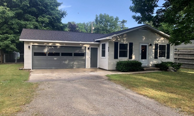 Elk Rapids House | Village of Elk Rapids Walk to Beach
