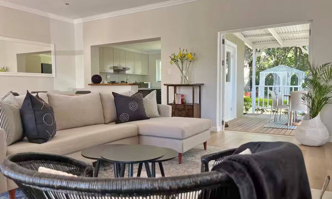 Franschhoek House | Village Vine & Stream a blissful stay in Franschhoek. Walkable, Private & Serene