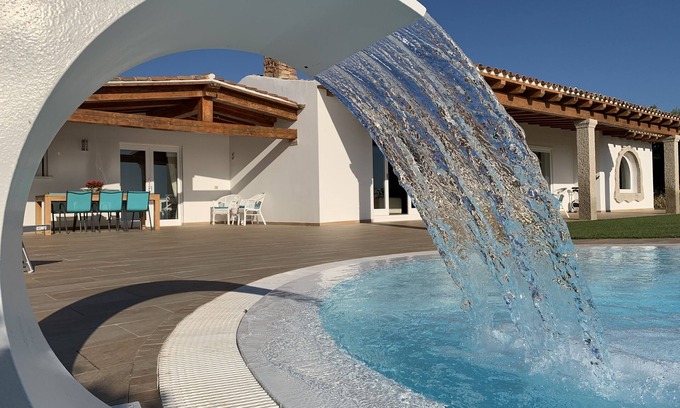 Porto San Paolo Villa | Villaluxx is Wonderful & Modern .Huge Infinity SwimPool & Whirlpools .GreatView