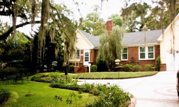Tallahassee Villa | Villas @ Lake Ella Flat: 1br-1bth-desk