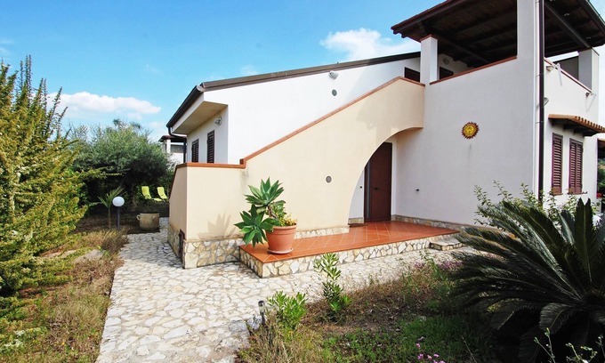 Piana Calzata Villa | VILLECEFALU. Veranda, Terrace, 3 Bedrooms, 3 Bathrooms.