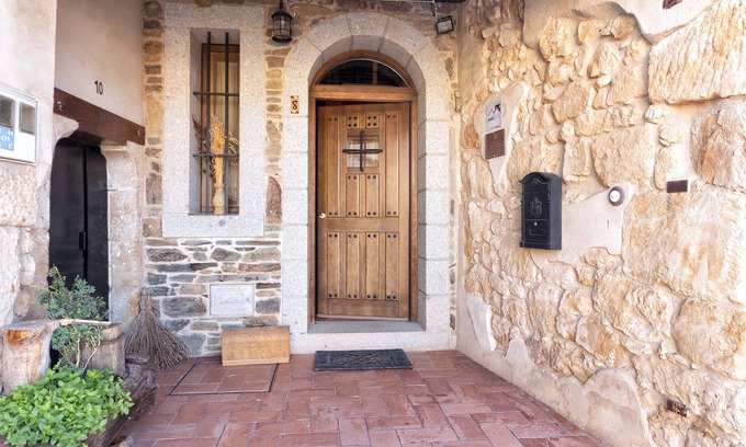 Castellanos de Villiquera Cottage | Vinarius Posada Rural. Double room with terrace and personalized services