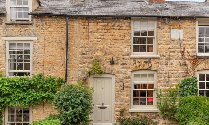 Charlbury Cottage | Vine Cottage, Charlbury - sleeps 2 guests in 2 bedrooms