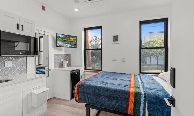 North Philadelphia West Apartment | Vines Classic Studio- Double