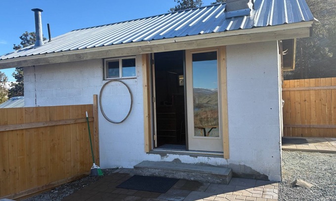 Pateros Apartment | Vineyard Bunkhouse studio near Chelan