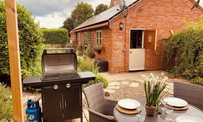 Irstead Cottage | Vineyard Cottage Sleeps 4 with Garden