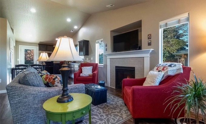 Milton-Freewater House | Vineyard Gypsy - kitchen, gas fireplace, hot tub, queen beds