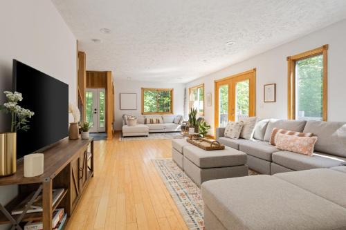 Traverse City House | Vineyard Haven AC Jacuzzi Sauna Private En Suite