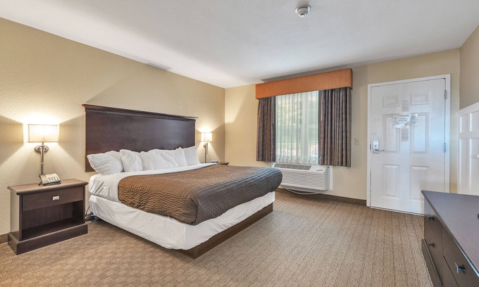 Kelleys Island House | Vineyard Suite at Kelley's Island Venture Resort