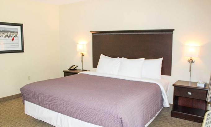 Kelleys Island House | Vineyard Suite at Kelley's Island Venture Resort