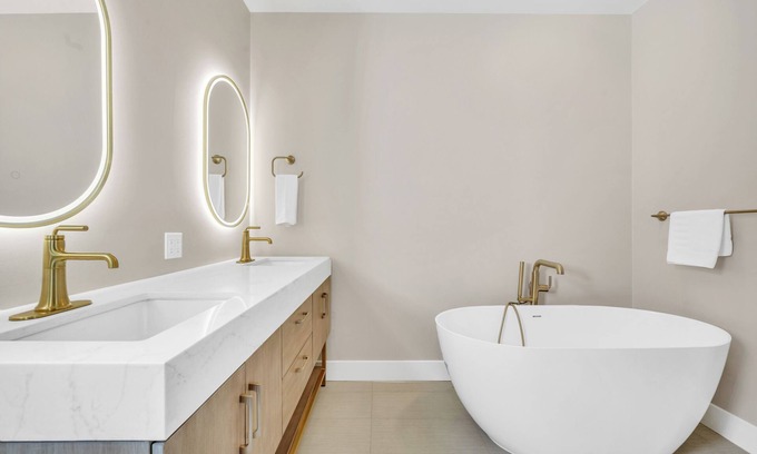 Napa Bed & Breakfast | Vineyard Suite with soaking tub at downtown Napa B&B with pool and hot tub