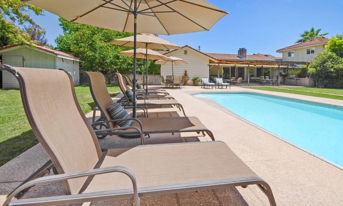Sonoma House | Vineyard Views, Pool Hot Tub - Sleeps 8-12 - 4+ Bedrooms/3+ Bathrooms
