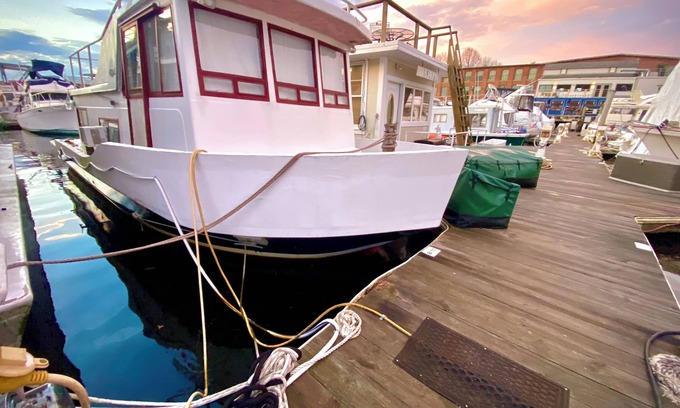 Downtown Boat Rental | Vintage 1969 Boat on the Providence Marina near Brown University and RISD