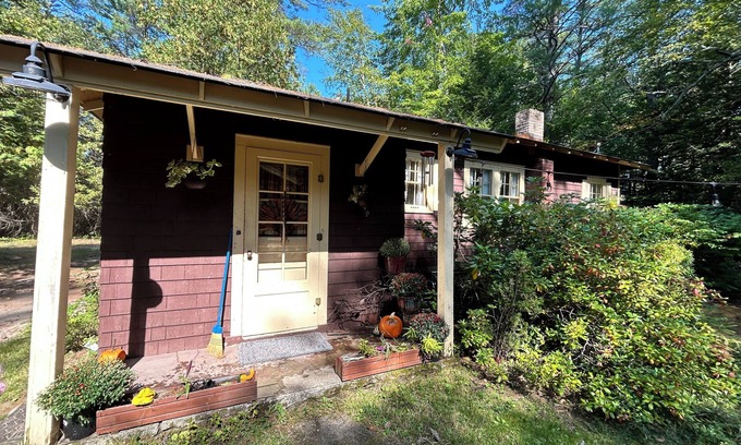 Pottersville Cabin | Vintage ADK Cabin- 2 King Beds- great deal- walk to Schroon lake-book today!