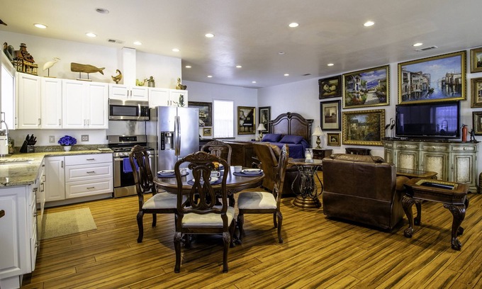 Dallas Apartment | Vintage/antique 1200 sq. ft. interior studio & parking