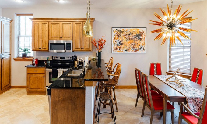 Bay View Condo | Vintage Bayview Heaven on the Park w/Secret Lounge