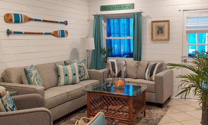Crescent Beach House | VINTAGE BEACH COTTAGE 5⭐️n90sec WALK TO BEACH,nEnjoy! 🐳n