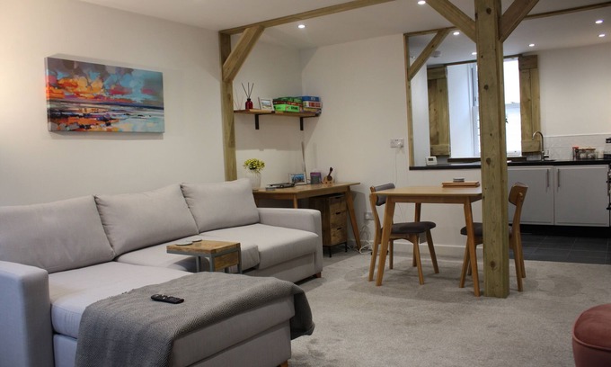 Lower Largo Apartment | Vintage Beach House - a calm, stylish space by the beach.