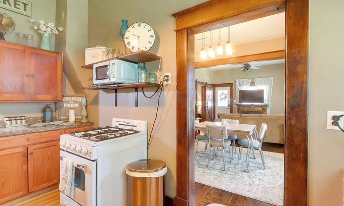 Belle Plaine House | Vintage Belle Plaine Farmhouse w/Fire Pit!