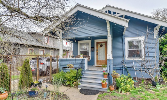 Sellwood-Moreland Cottage | Vintage Bungalow w/Porch in Sellwood
