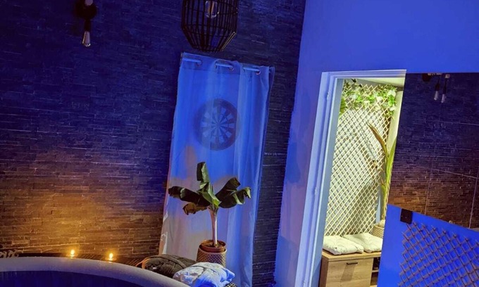 Saint-Pathus Bed & Breakfast | Vintage caravan, private garden, barbecue, jaccuzi, ideal for couple