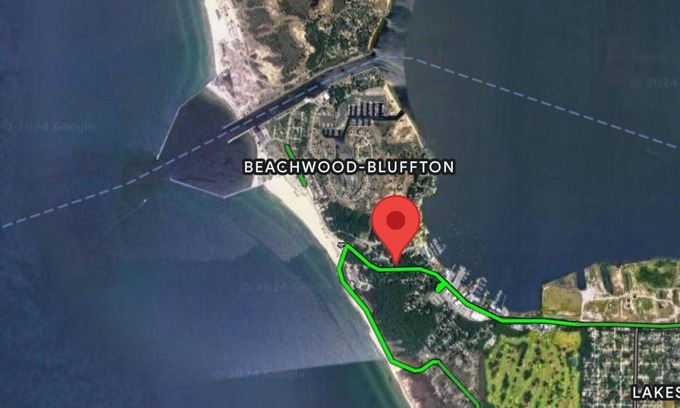 Beachwood-Bluffton Cottage | Vintage charm, modern comfort! Lakeshore retreat 3 mins to the beach!