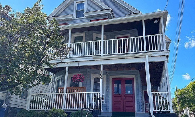 Westside Apartment | Vintage Charm & Modern Comfort close to restaurants, bars, coffee shops, & parks