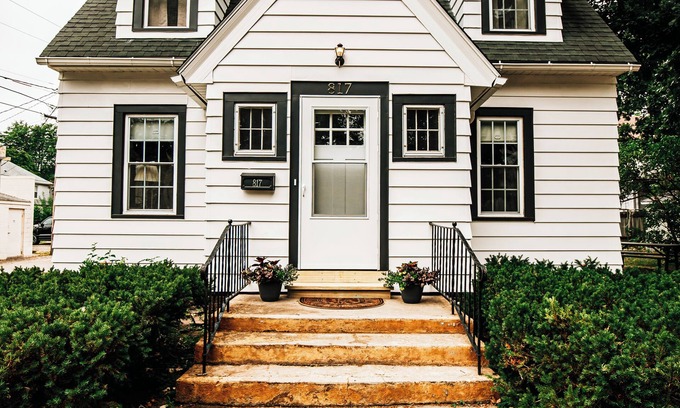 Baraboo House | Vintage Charm/Modern Comforts. Walkable to downtown Baraboo.