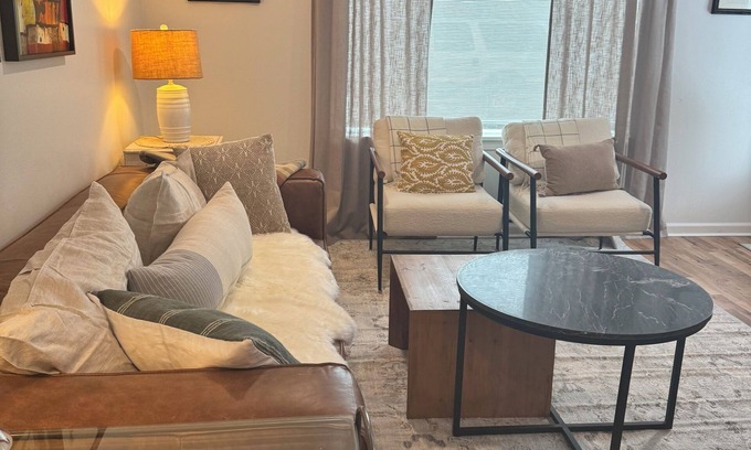 Tieton House | Vintage Charmer, 2-bedroom house with WiFi, AC in Downtown Tieton