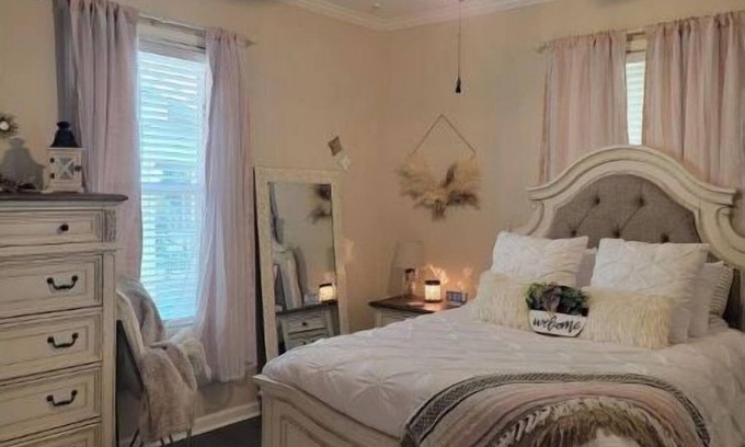 Bristol House | Vintage Chic Renovated Townhome