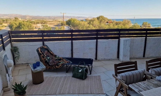 Kokinos Pirgos House | Vintage chic seaside maisonette is located on just a few meters from the beach.