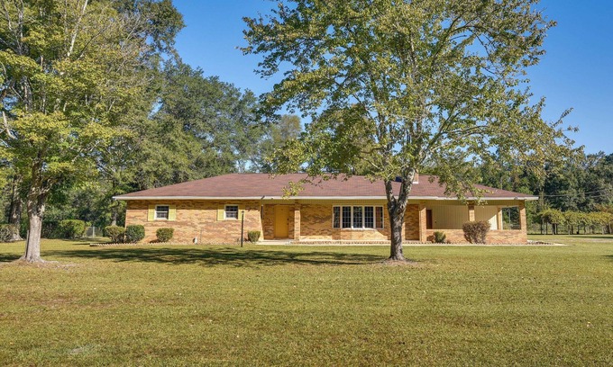 Chipley House | Vintage Chipley Getaway on Large Private Property