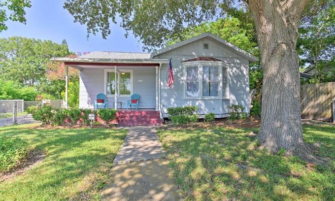 Bay Area House | Vintage Corpus Christi Home - 2 Blocks From Beach!