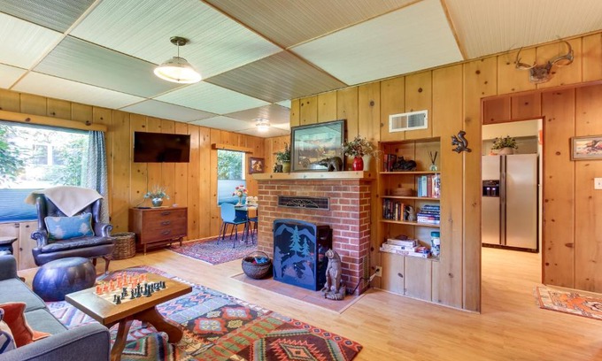 Walterville House | Vintage Cottage by Leaburg Canal with Large Yard!