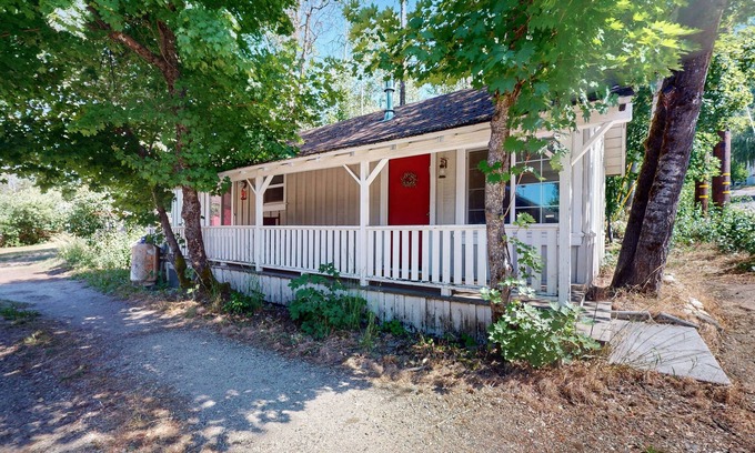 Quincy Cottage | Vintage cottage, dog friendly, W/D, near cross country skiing & hiking