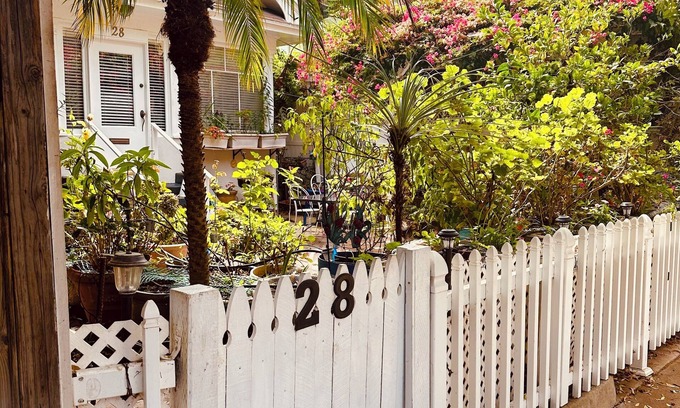 Ocean Park Cottage | Vintage Cottage steps from Venice Beach