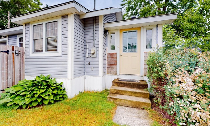 Crystal Beach Cottage | Vintage cottage with private yard, firepit, grill, renovated interior, & W/D