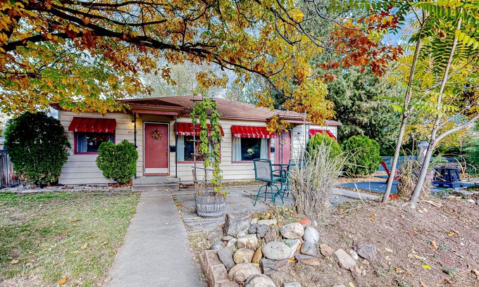 East End House | Vintage dog-friendly duplex home close to downtown with W/D