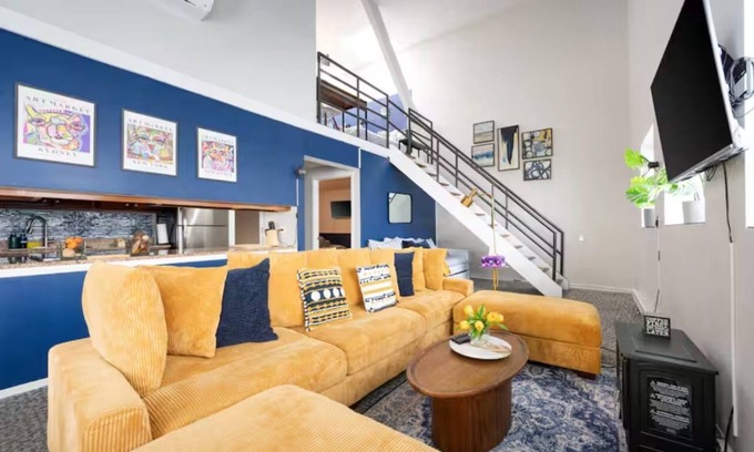 The Loop Condo | Vintage Downtown Penthouse, Safe #6 +gym&balcony