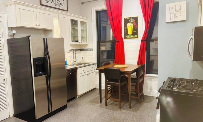 West Town Apartment | Vintage firehouse quiet two bedroom apt