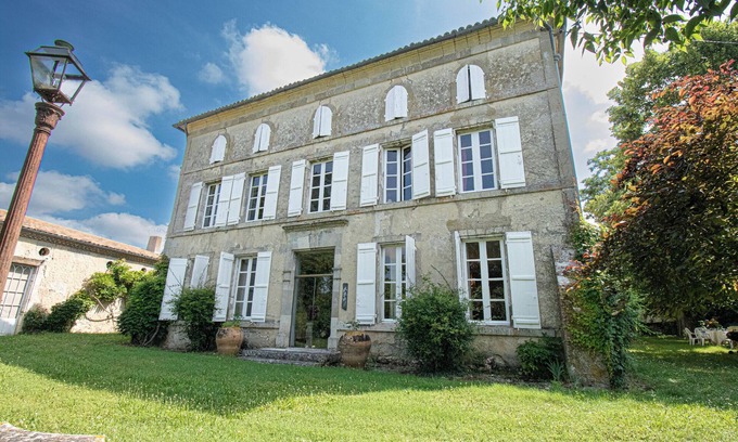 Nerac House | Vintage french mansion + swimming pool into a fenced park close to the river