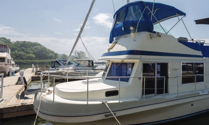Colchester Boat Rental | Vintage Grape House Boat