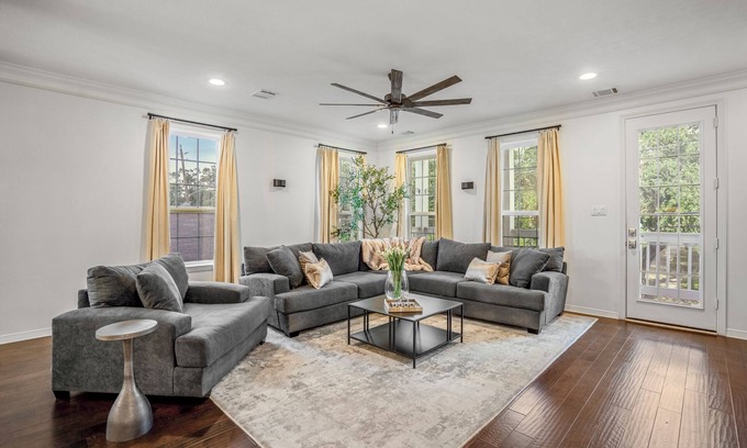 South Central Houston House | Vintage Hollywood Theater House in East Downtown
