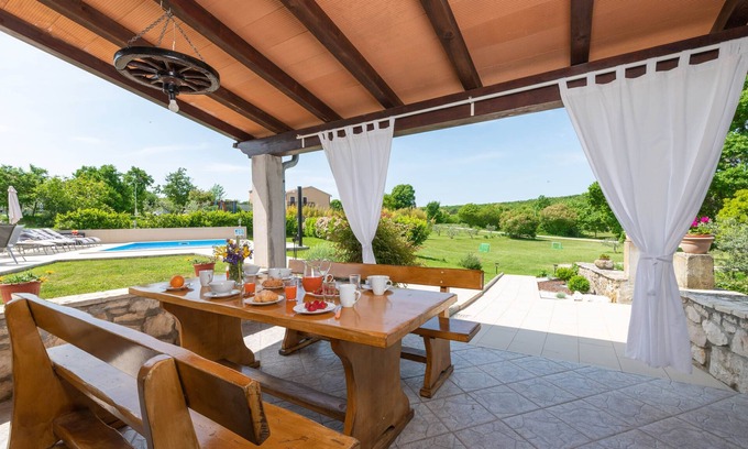 Rogocana House | Vintage home with swimming pool and large backyard