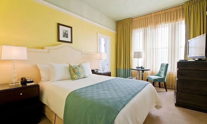 Goose Hollow Hotel | Vintage Hotel near Rose Garden, Forest Park, and Mansion! with Parking!