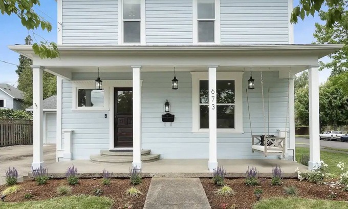 Hillsboro House | Vintage House on Main Stnn