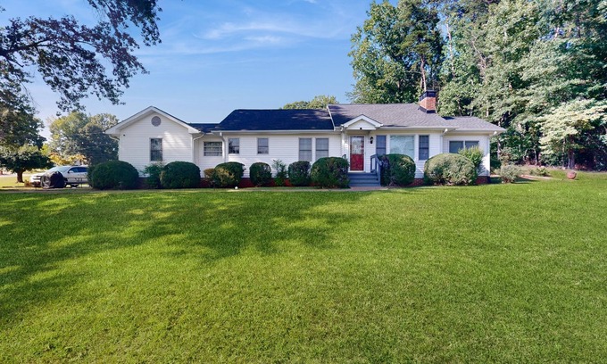 Cleveland House | Vintage house with firepit, wifi + steps to Truett McConnell University