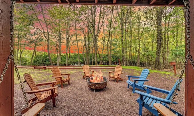 Long Pond House | Vintage Keys Lakefront: Autumn Escape w/Lake Access, Firepit, Indoor Pool